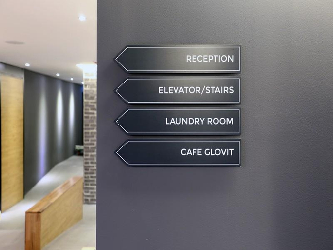 Public Area 5, Hotel 8 Hours, Jung