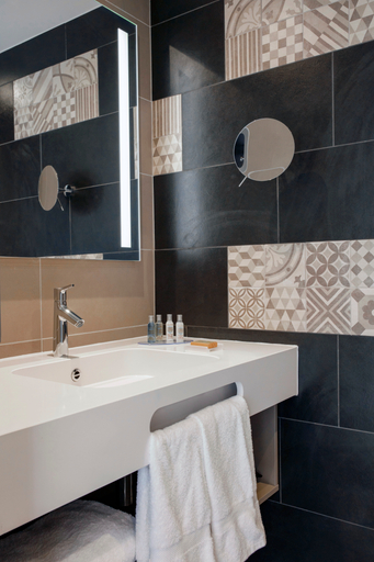 Bathroom 4, Hilton Garden Inn Massy, Essonne