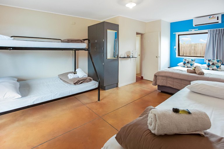 Bathroom, Beachcomber Lodge & Backpacker, Far North