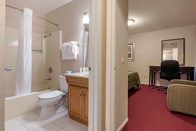 Bathroom 5, Quality Inn (Monterrey), Monterey