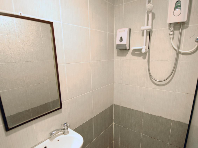 Bathroom 4, Place2Stay Rh Plaza Hotel, Kuching