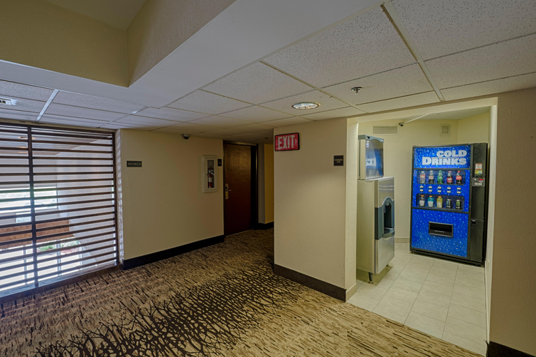 Public Area 2, Red Roof Inn PLUS+ Houston - Energy Corridor, Houston