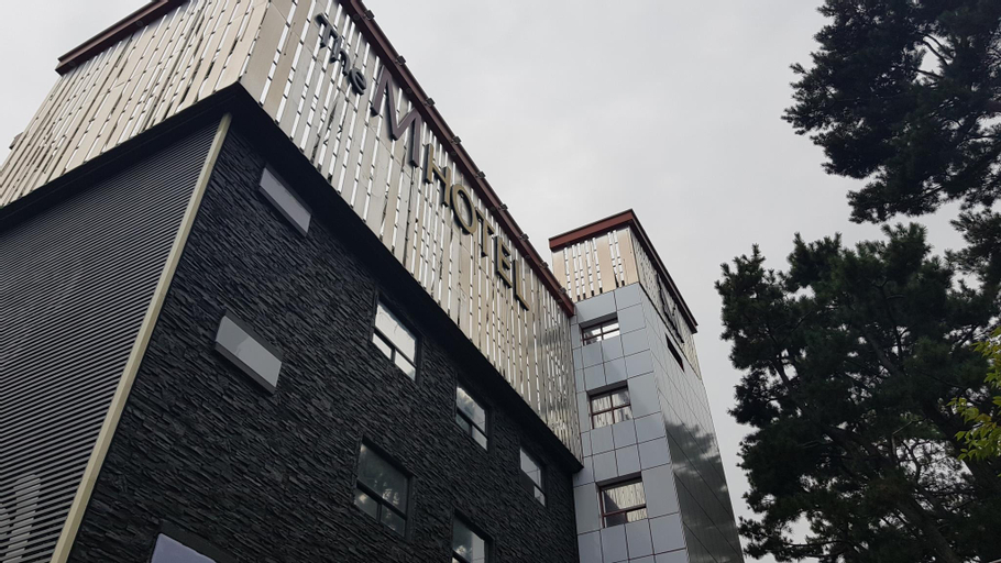 The M Hotel, Buk