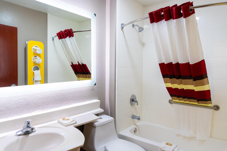 Bathroom, Red Roof Plus+ & Suites Savannah - I-95, Chatham