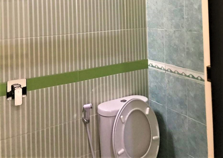 Bathroom 3, Kost and Homestay Putri D'Oasis (Depan Kampus Petra), Surabaya