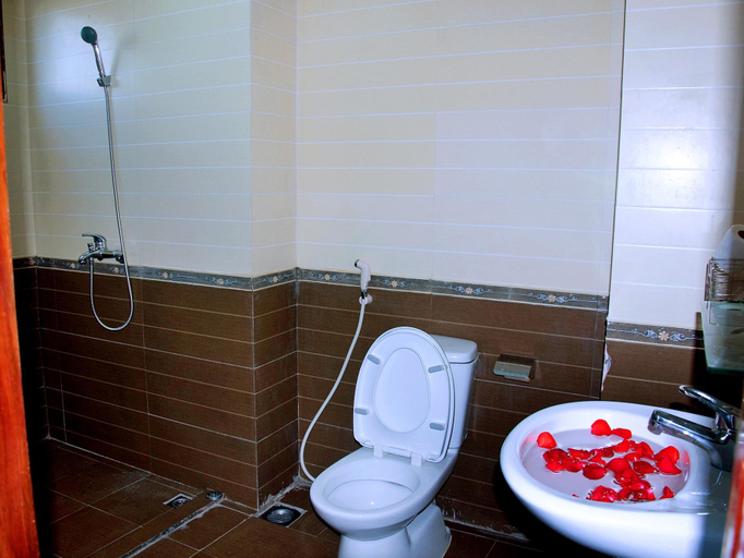 Bathroom 5, Yen My Hotel, Nha Trang