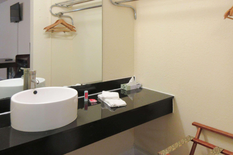 Bathroom 4, Signature Inn Danville, Vermilion