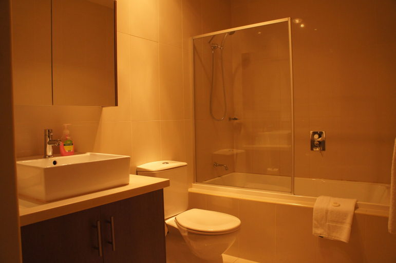 Bathroom 4, Summer Inn Holiday Apartments, Melbourne