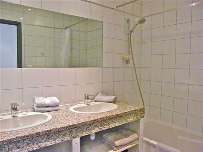 Bathroom 5, Hotel Restaurant L Empereur, Haute-Corse