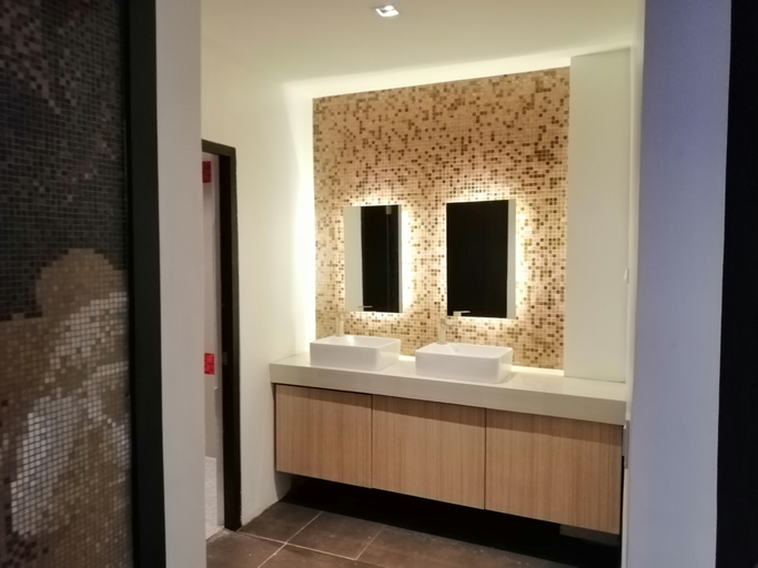 Bathroom 4, Rupert A, Baler