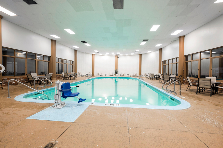 Sport & Beauty 2, Red Roof Inn PLUS+ Boston - Woburn/ Burlington, Middlesex