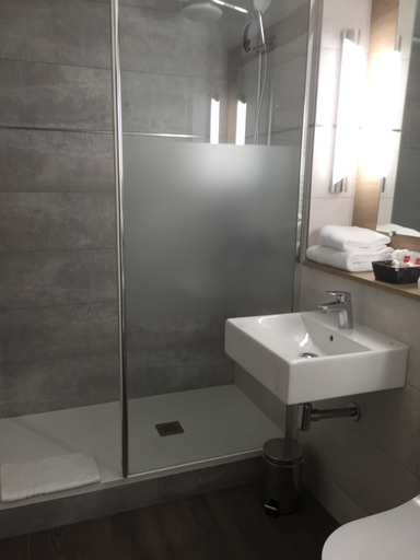 Bathroom 4, Hotel Campanile Bergerac, Dordogne