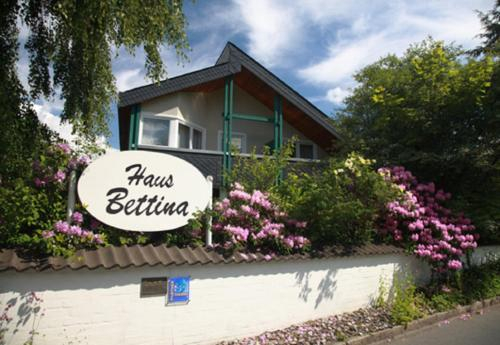 Haus Bettina, Hof