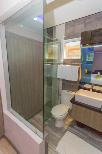 Bathroom 4, Grand Central Hotel, Mabalacat