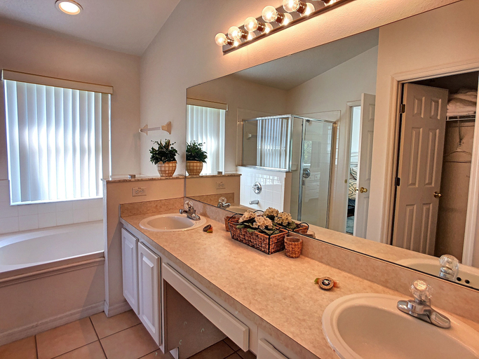 Bathroom 4, 446 Lake Shore Parkway, Polk