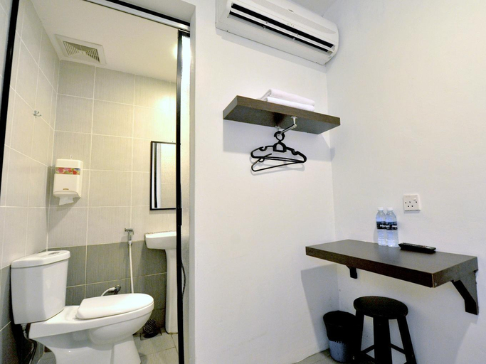 Bathroom 4, Place2Stay Rh Plaza Hotel, Kuching