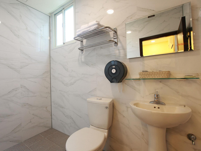 Bathroom 3, Sun Light Guesthouse, Hualien
