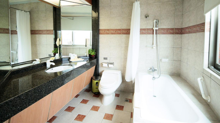 Bathroom 4, Cambridge Yang Kang Hotel, Tainan