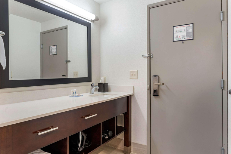 Bathroom 4, Comfort Inn & Suites Tigard near Washington Square, Washington