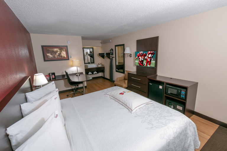 Bedroom 3, Red Roof PLUS+ Baltimore North - Timonium, Baltimore