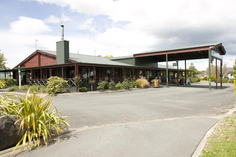 Exterior & Views 2, Te Anau Top 10 Holiday Park, Southland