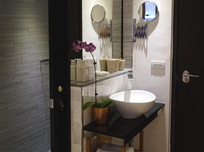 Bathroom 5, Nihao Cafe Hotel, Taipei City