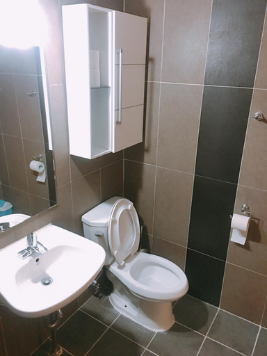 Bathroom 3, Lux Guesthouse, Mapo