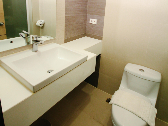 Bathroom 5, Go Hotels Dumaguete, Dumaguete City