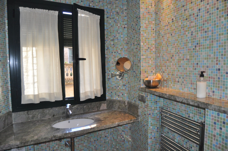 Bathroom 5, Hotel Historic, Girona