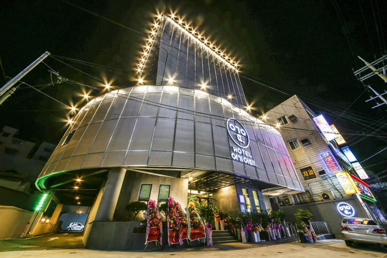 HOTEL OSCAR, Buk