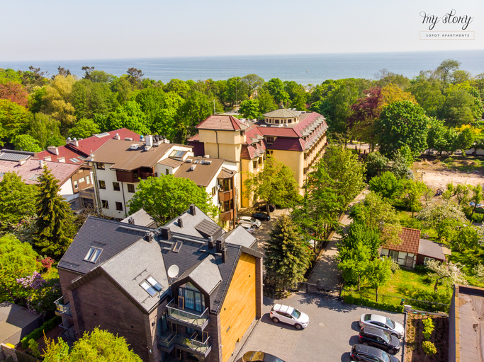 Exterior & Views