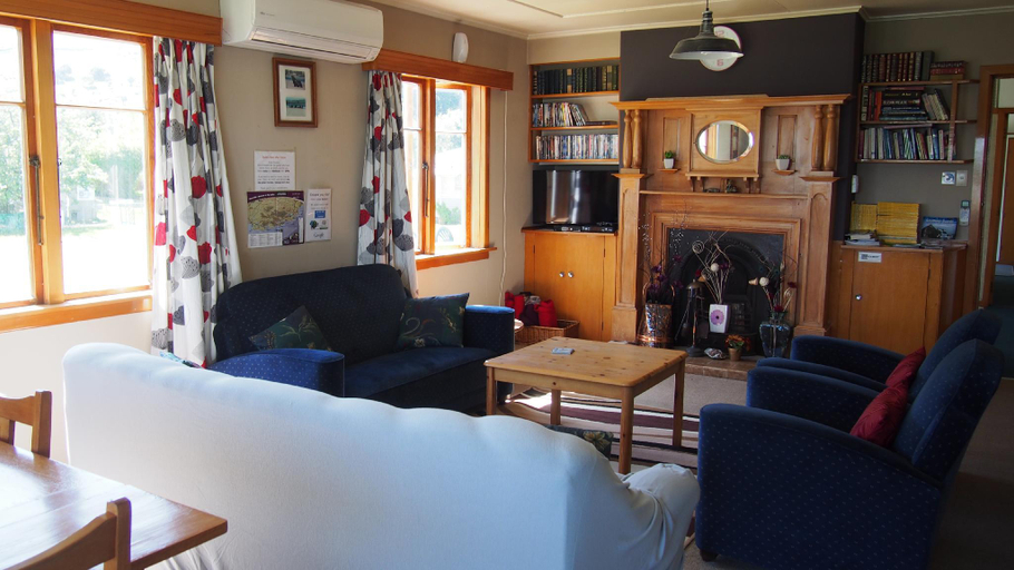 Public Area 3, Surat Bay Lodge by the Sea/Backpackers Hostel, Clutha
