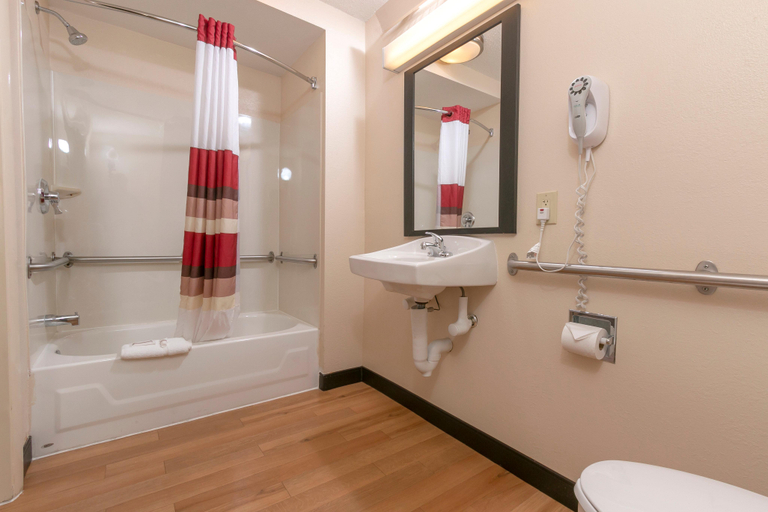Bathroom, Red Roof PLUS+ Atlanta - Buckhead, DeKalb