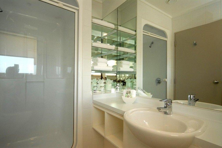 Bathroom 4, Shoreline Motel, Napier
