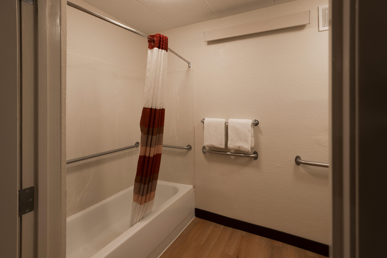 Bathroom 4, Red Roof PLUS+ Chicago - Willowbrook, Dupage
