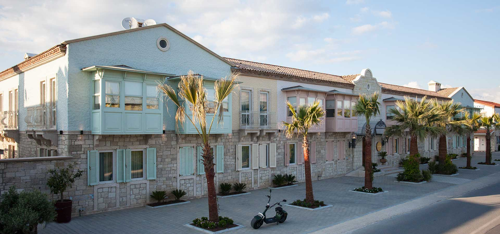 Exterior & Views
