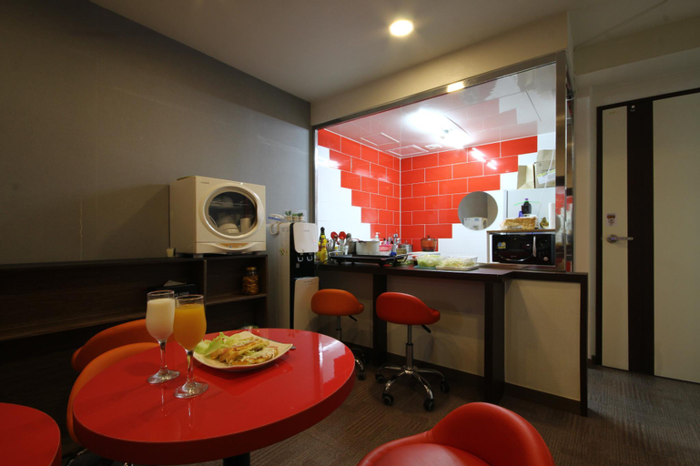 The M Hotel, Buk