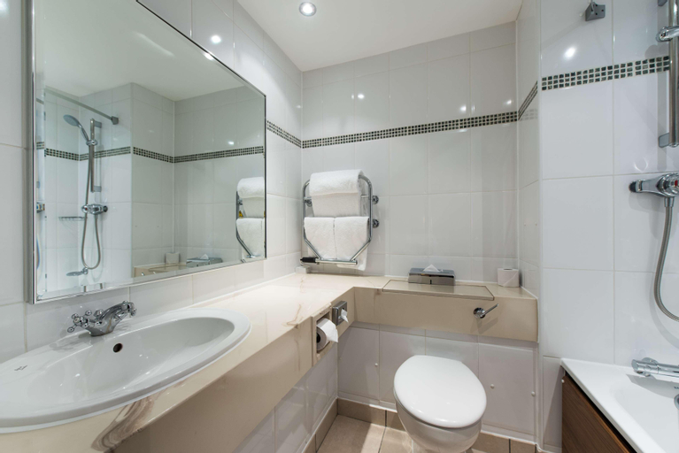 Bedroom 5, Doubletree by Hilton Aberdeen Treetops, Aberdeen