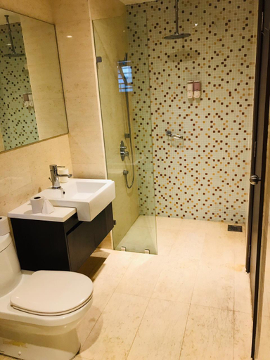 Bathroom 5, KL Skyline Hostel & Rooftop Infinity Skypool, Kuala Lumpur