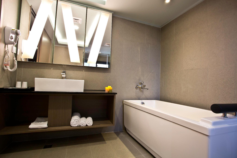 Bathroom 5, Lyu Jie Business Hotel, Kaohsiung