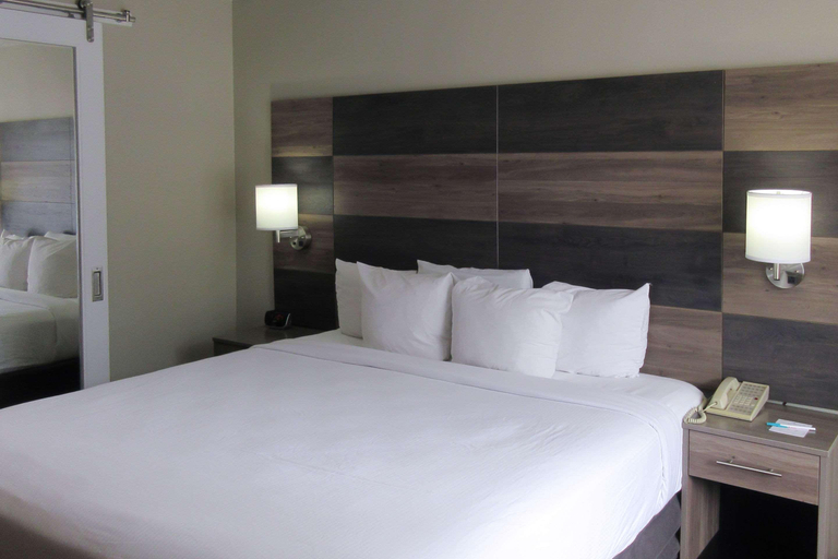 Bedroom 3, Clarion Inn, Jefferson