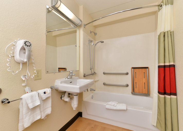 Bathroom 5, Red Roof PLUS+ Secaucus - Meadowlands - NYC, Secaucus