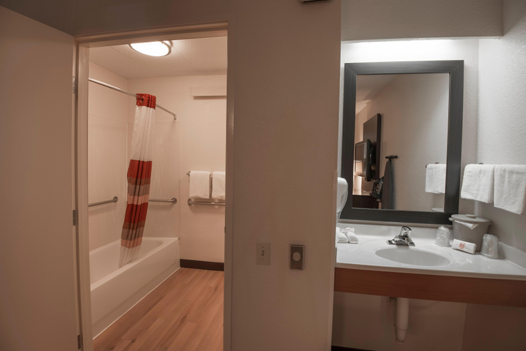 Bathroom 4, Red Roof PLUS+ Chicago - Willowbrook, Dupage