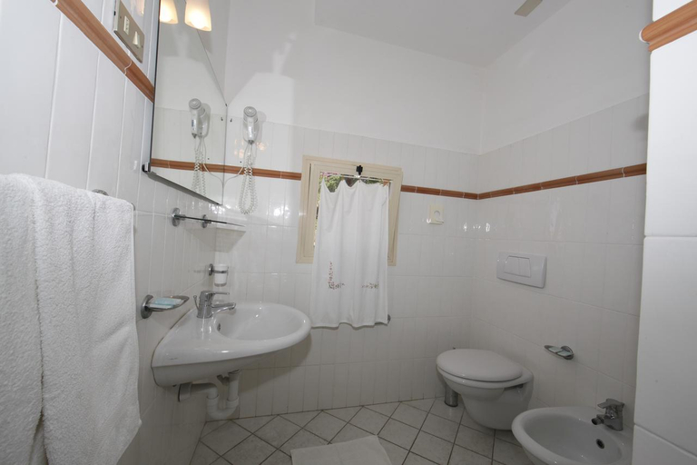 Bathroom 5, Hotel Il Perseo, Livorno