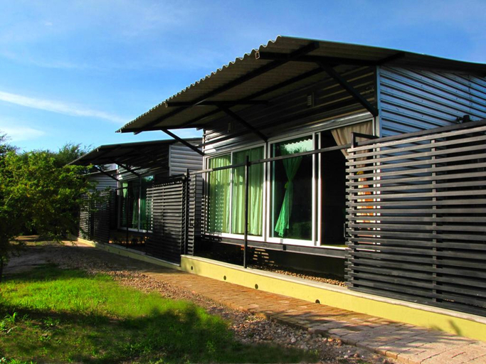 Exterior & Views