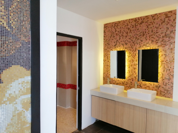 Bathroom 4, Rupert A, Baler