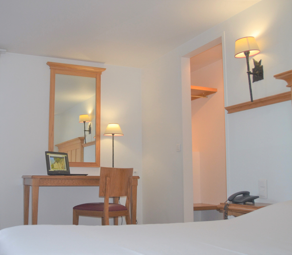 Bedroom 2, Kyriad Chantilly Nord St Maximin, Oise