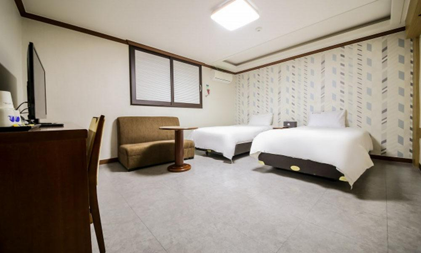 Bedroom 2, Eastern Hotel, Donghae