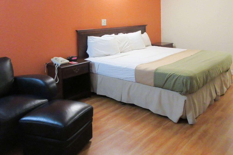 Bedroom 3, Signature Inn Danville, Vermilion
