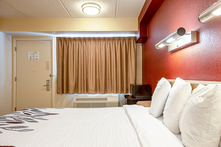 Bedroom 3, Red Roof Inn Johnson City, Washington